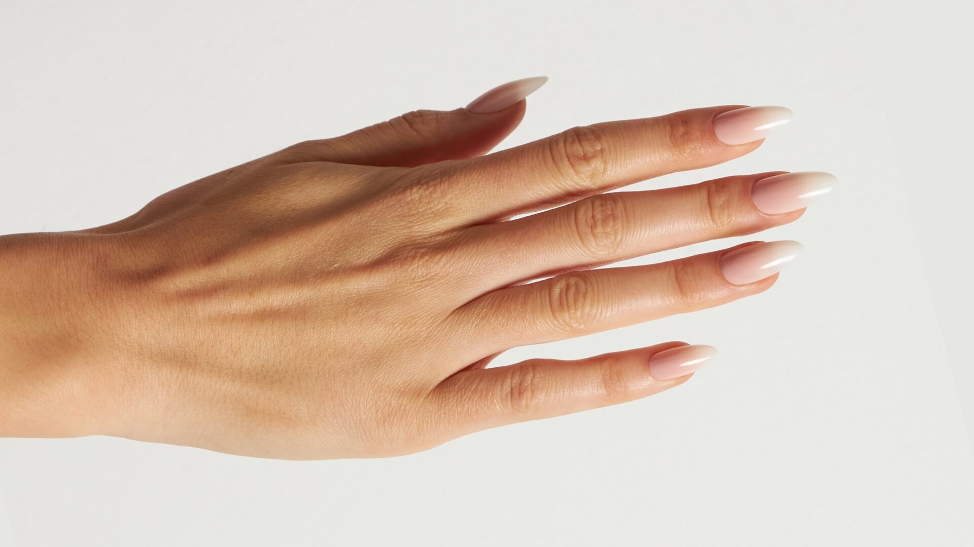 Von Soft Pink bis Glitzer: Babyboomer Nails neu gedacht - Doonails