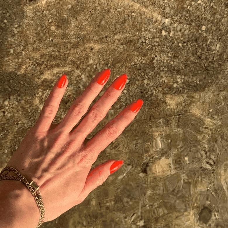 Hält bis zu 2 Wochen - selbst im Pool und am Strand