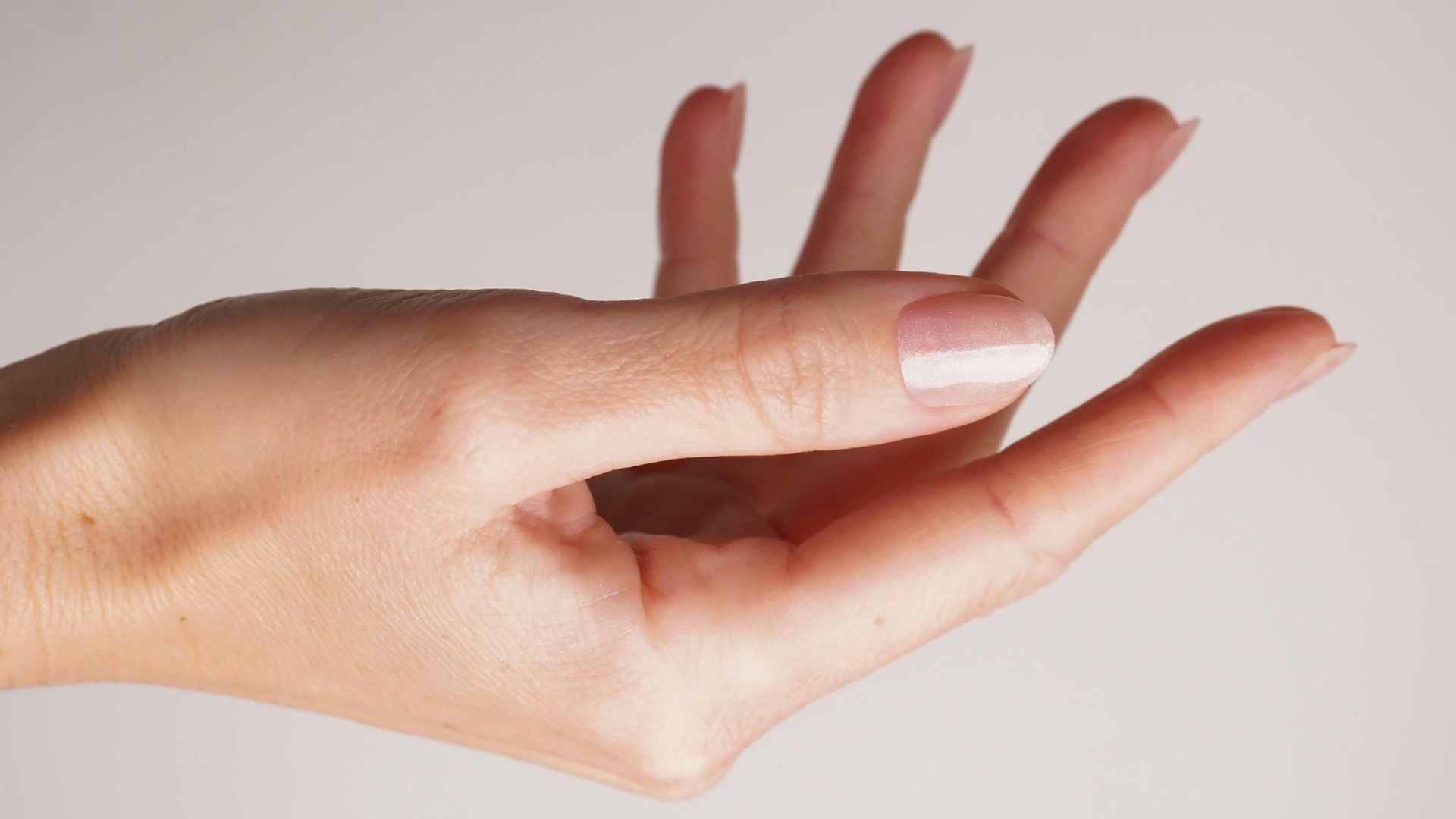 Minimalist vs. Maximalist - Welcher Nailtrend passt zu dir?