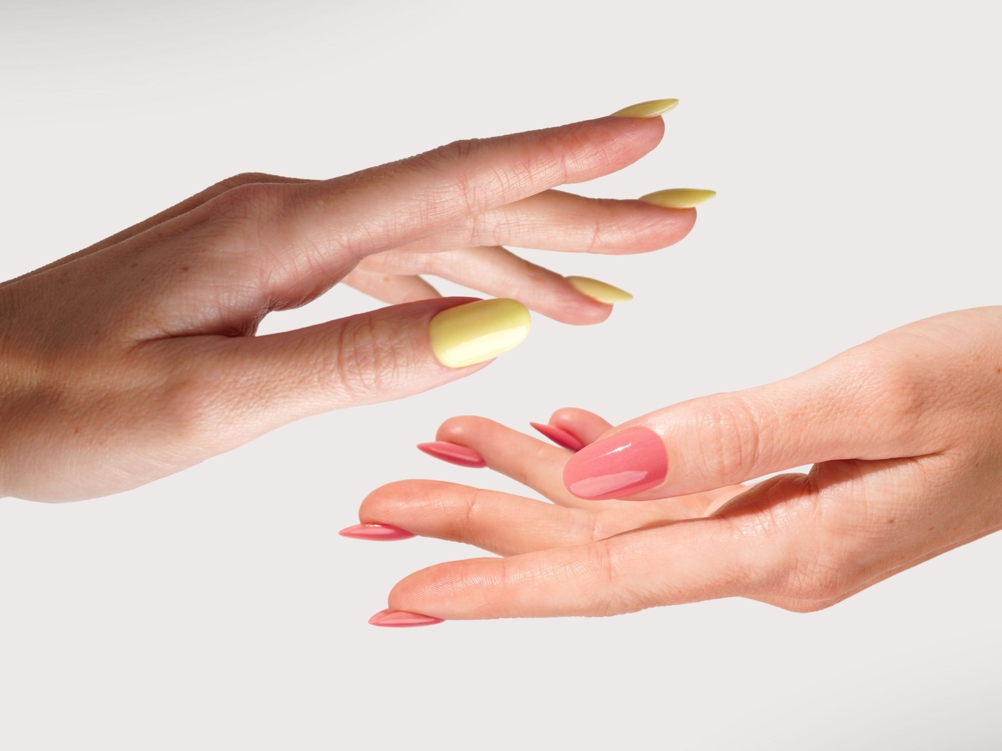 Gelbe und korallfarbene Dipping Powder Nägel