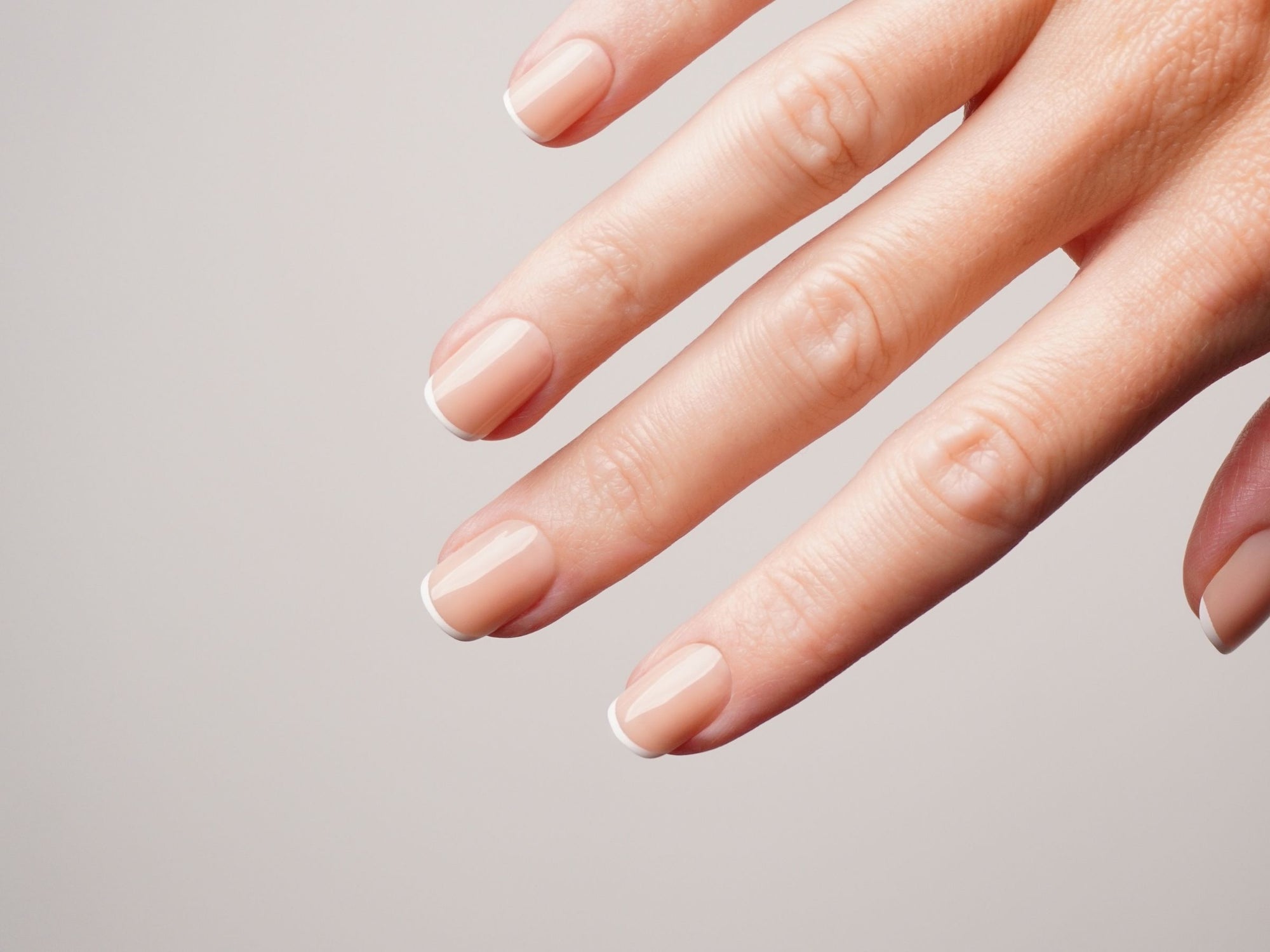 Berufstaugliche Nägel in klassischem French