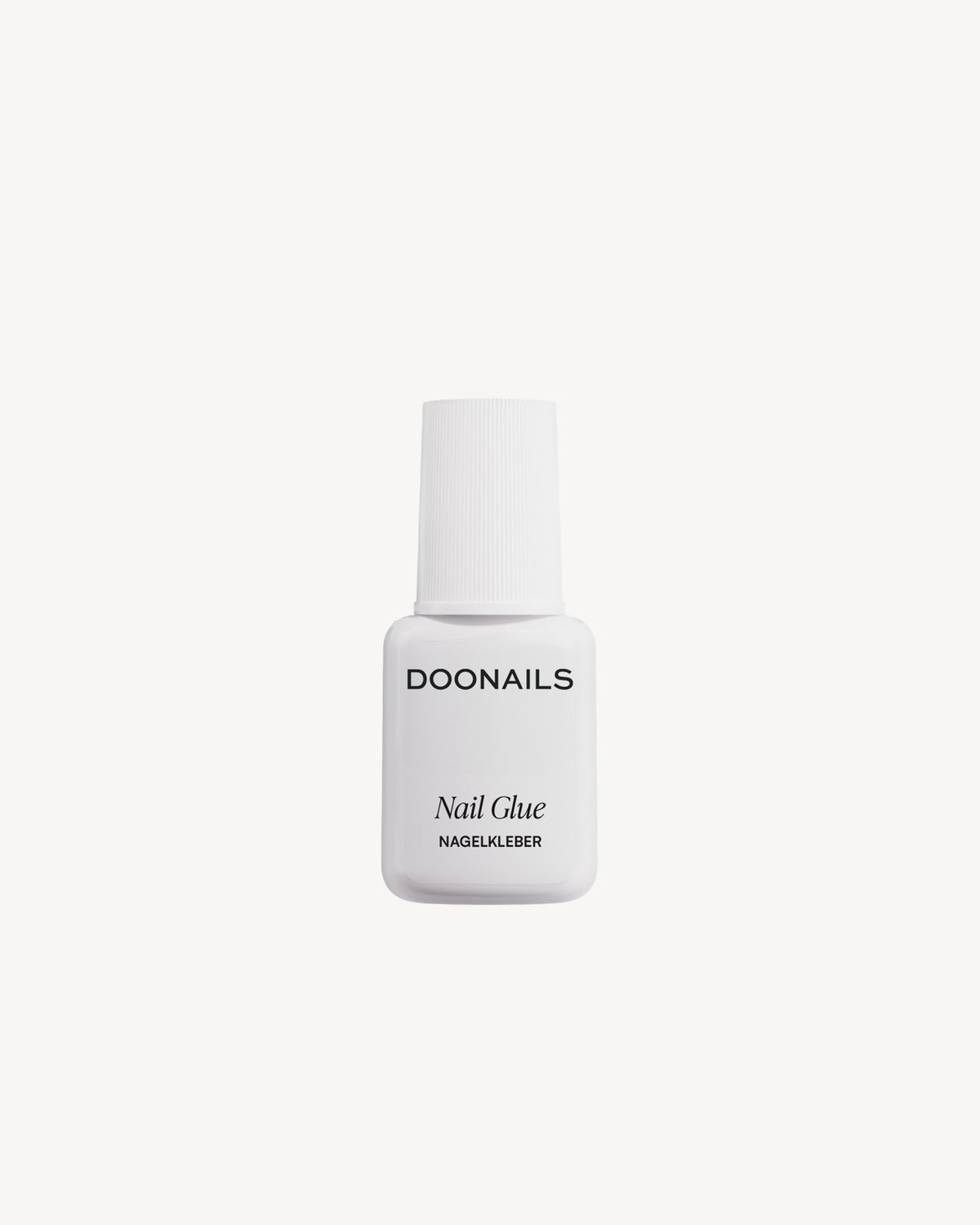 Nagelkleber mit beigem Hintergrund