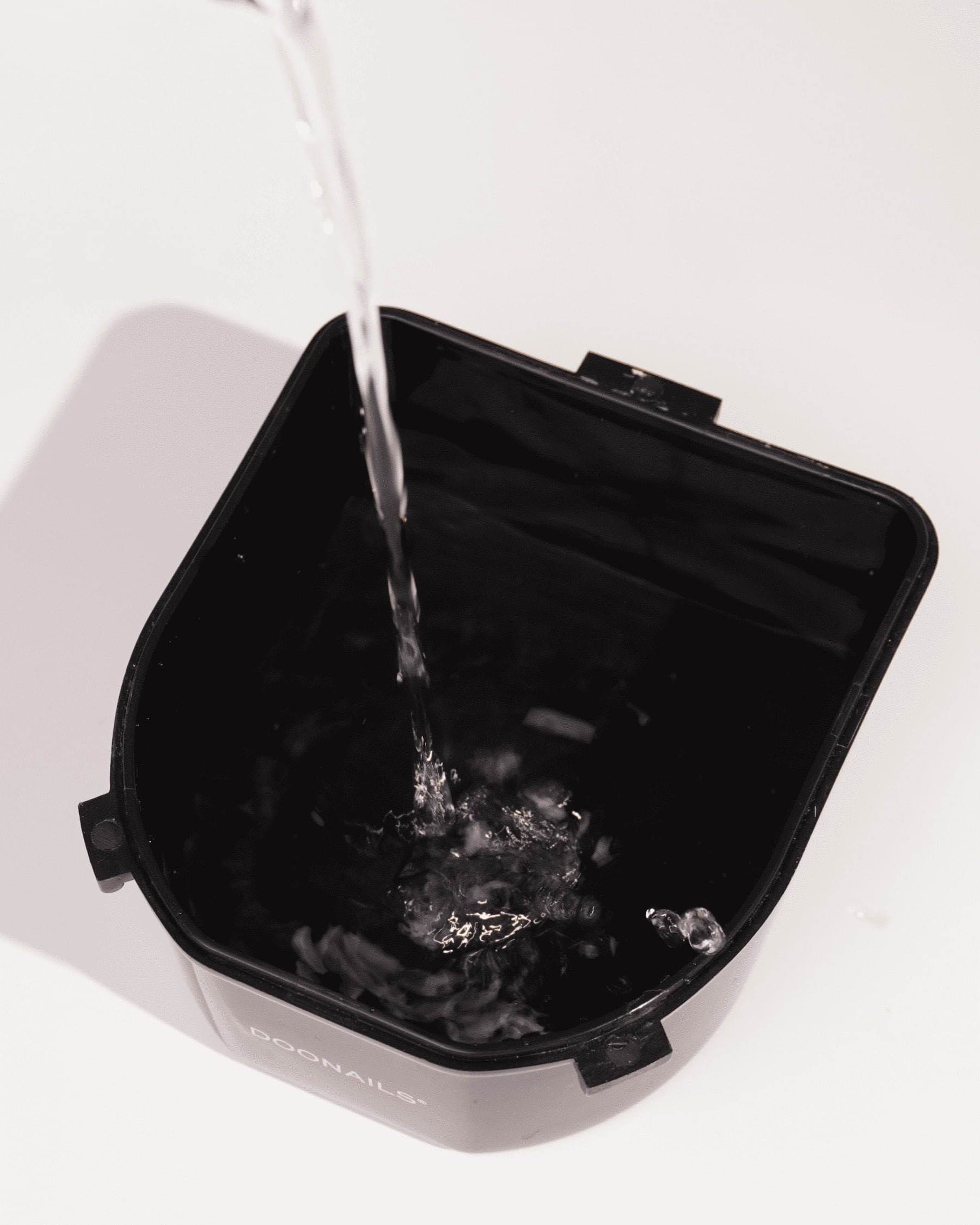 Remover Bowl wird mit Wasser gefüllt