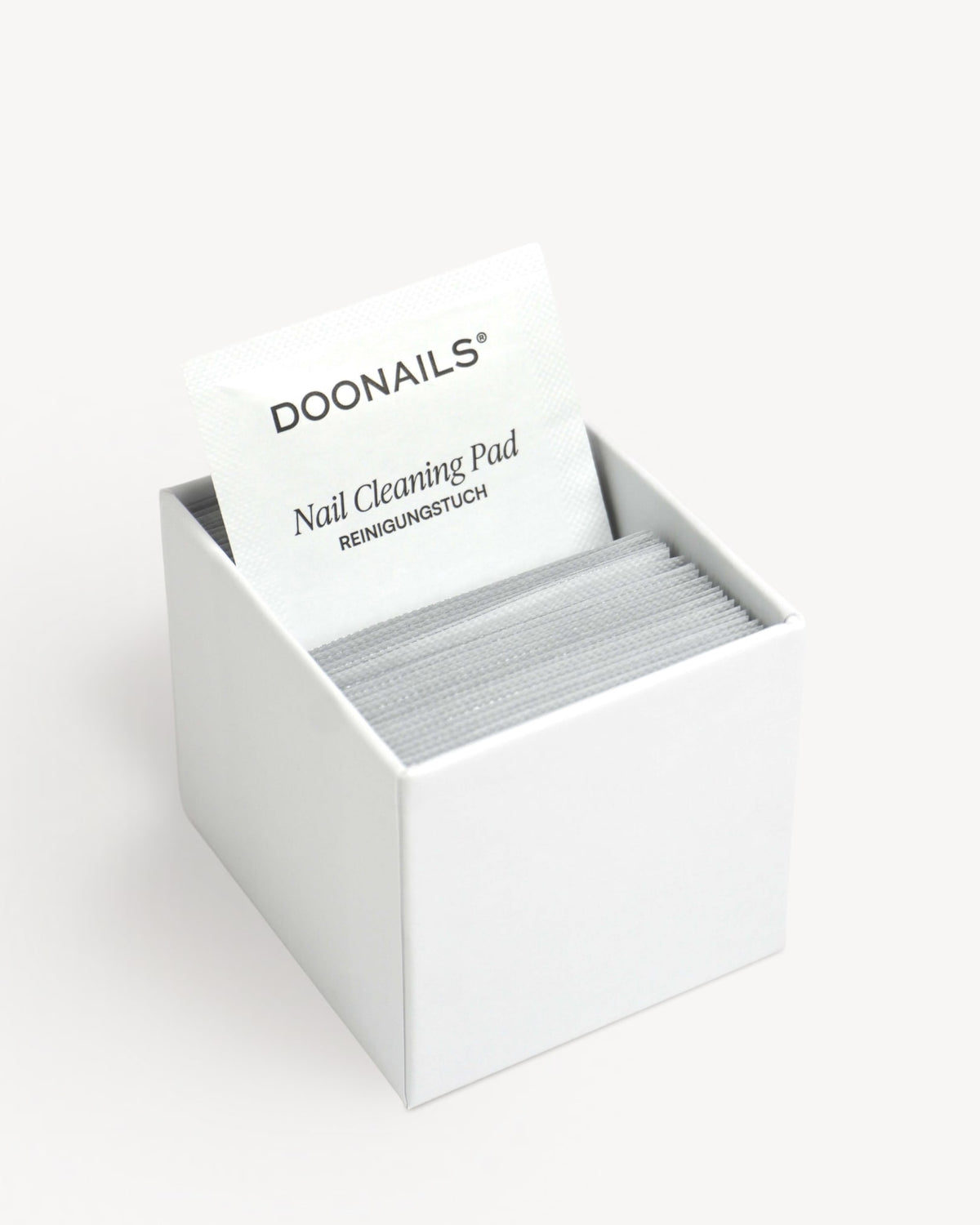 Reinigungstücher auf beigem Hintergrund