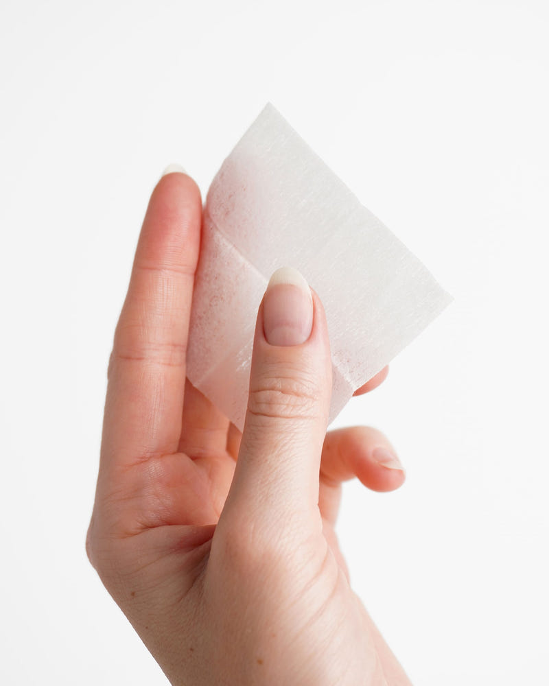 Reinigungstücher in der Hand