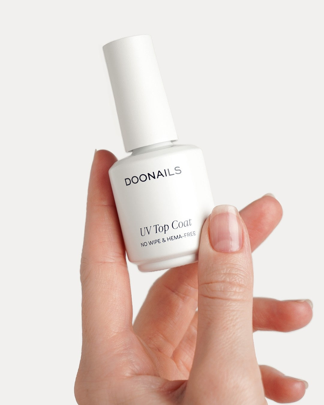 UV Top Coat in der Hand gehalten