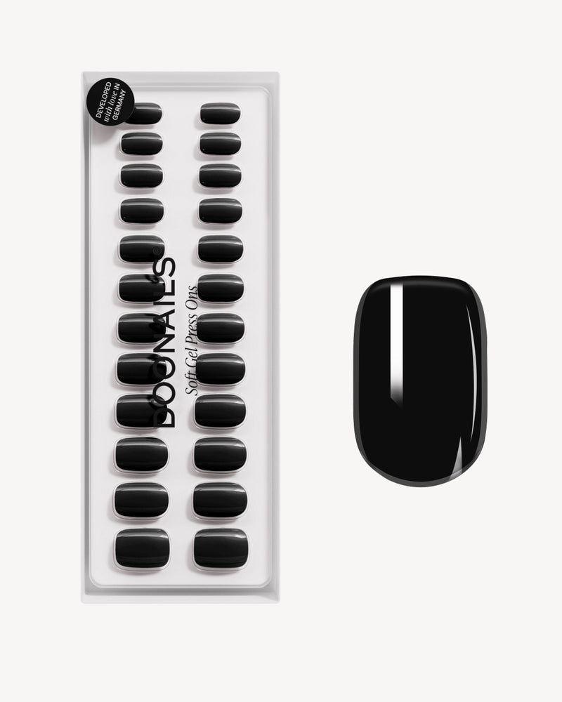 Soft Gel Press Ons Dark Dream auf beigem Hintergrund