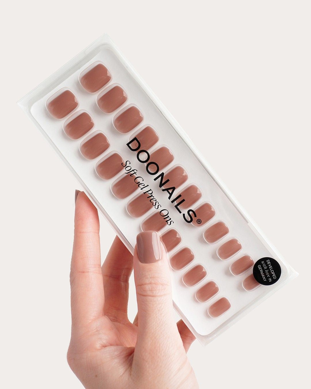 Soft Gel Press Ons Espresso Verpackung in der Hand