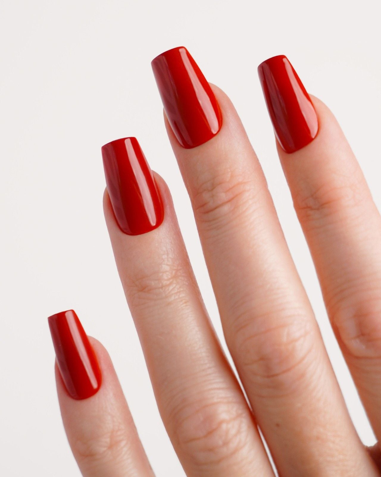 Rote Mon Cheri Soft Gel Press Ons getragen