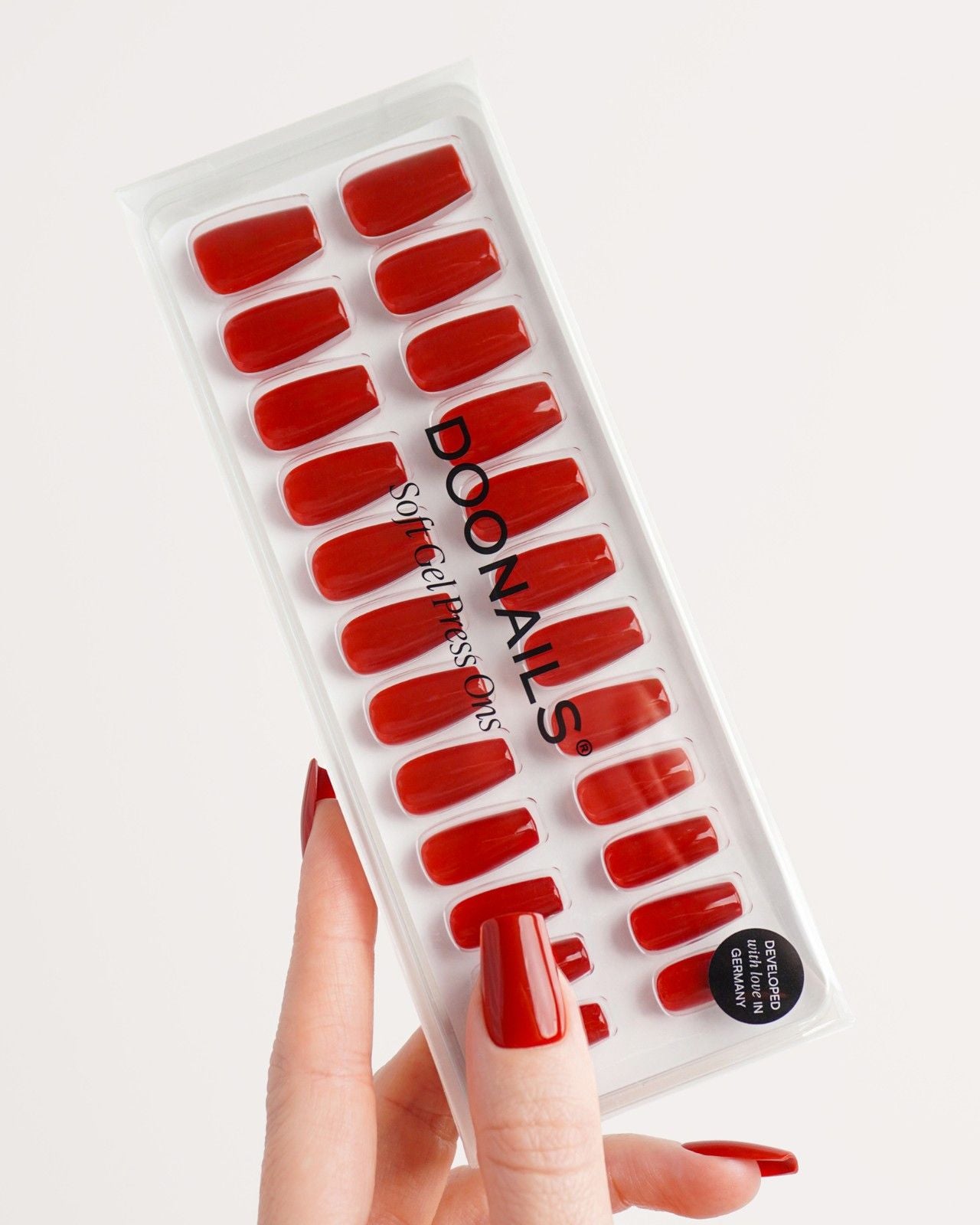 Rote Mon Cheri Soft Gel Press Ons Verpackung