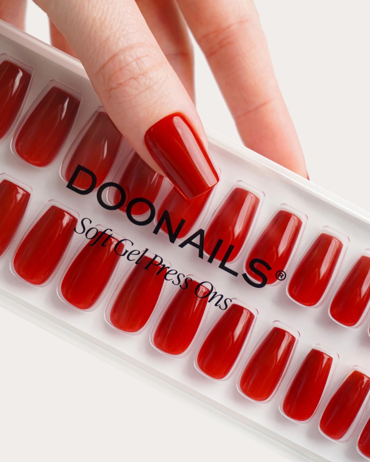 Detailaufnahme der roten Soft Gel Press Ons Mon Cheri