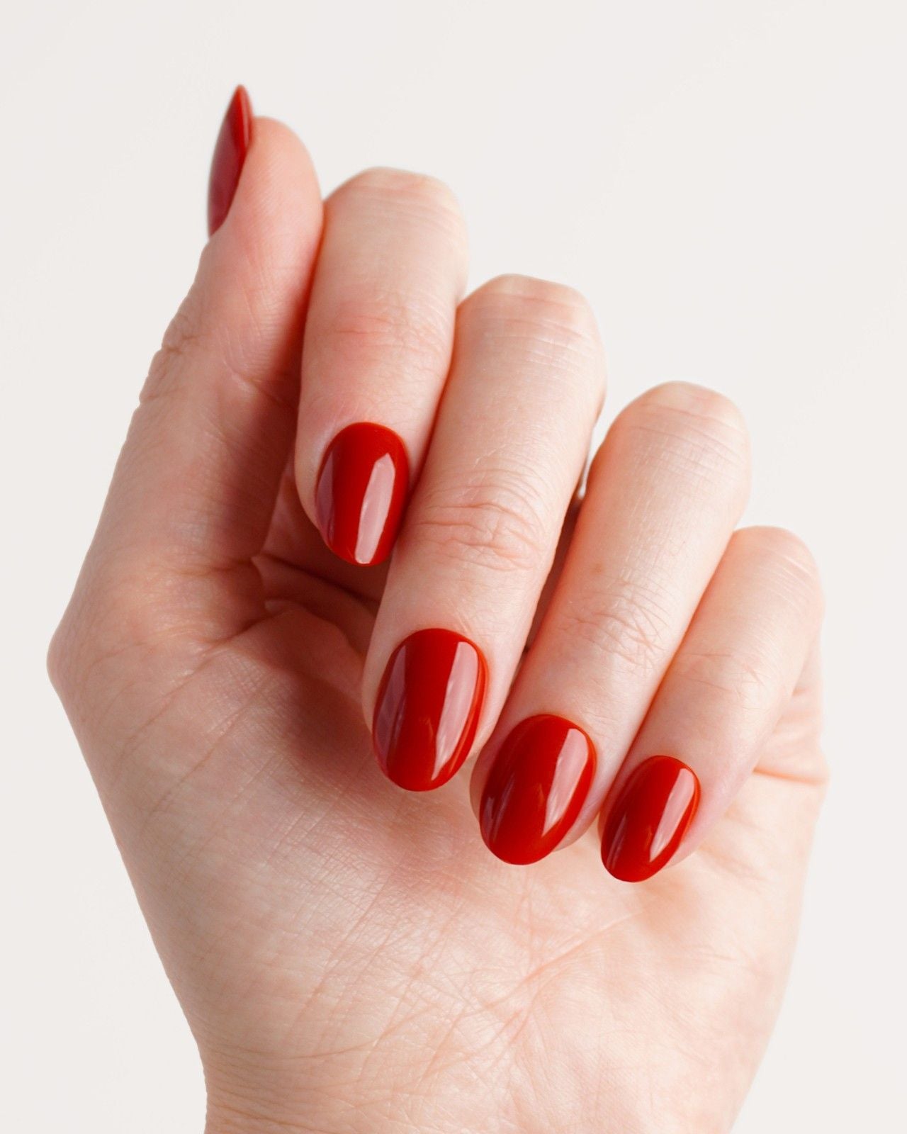 Soft Gel Press Ons Mon Cheri in rot getragen