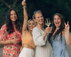 Vier Mädels aus dem Doonails Team, die Spaß haben und Weingläser hoch halten. 