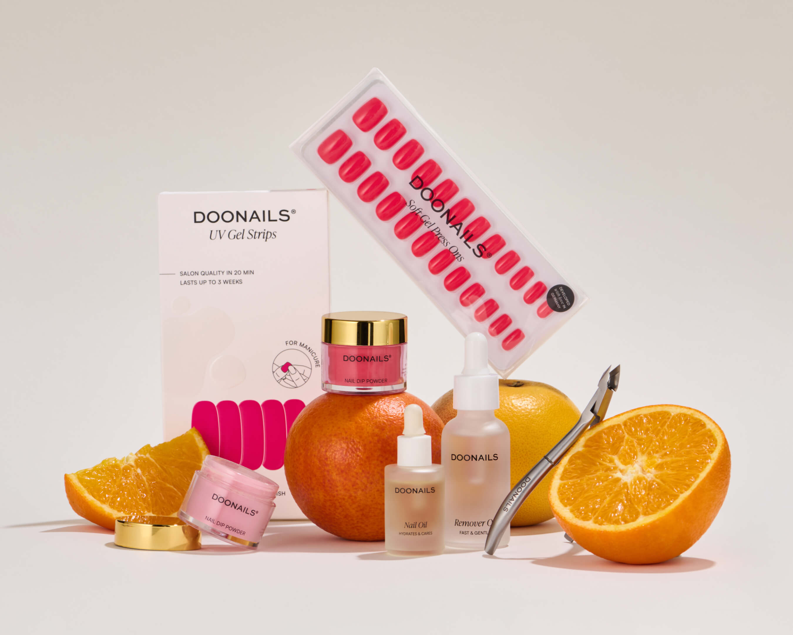 Alle Doonails Produkte mit sommerlichem Flair dank Orangen und kräftiger Rottöne der Press Ons und Gel Strips. 