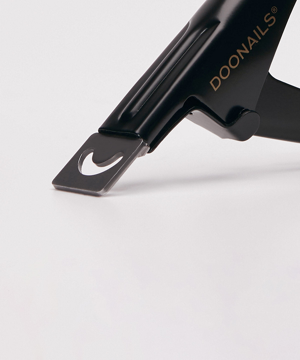 Doonails Fake Tip Cutter in Schwarz vor weißem Hintergrund aufgestellt.