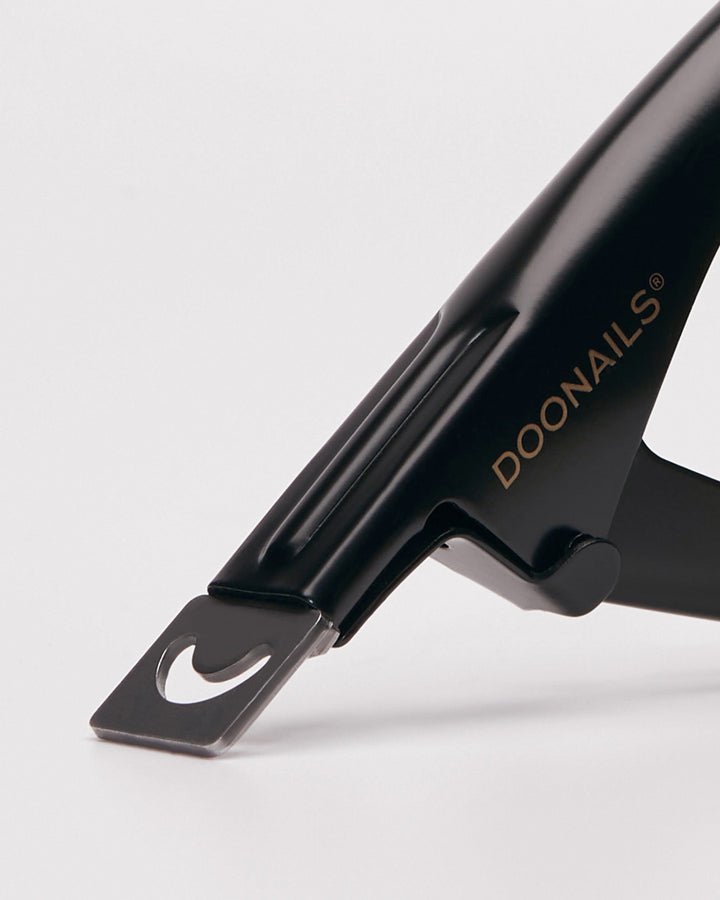 Schwarzer Fake Tip Cutter von Doonails. 