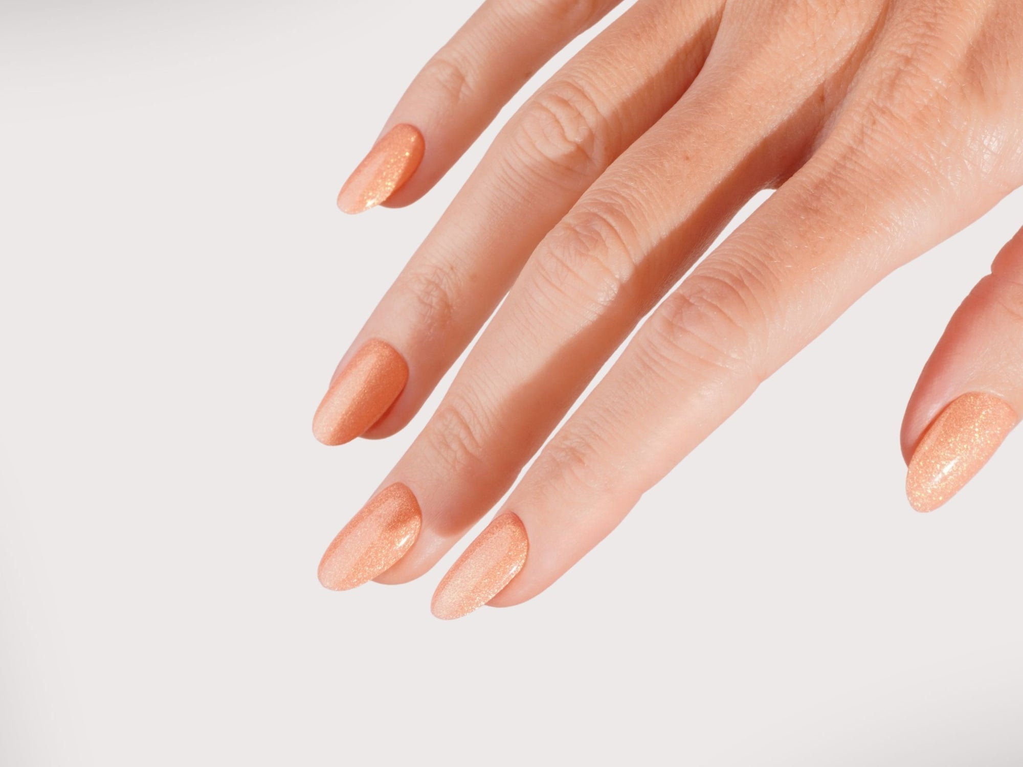 Glitzer Nägel mit pfirsichfarbenem Dipping Powder