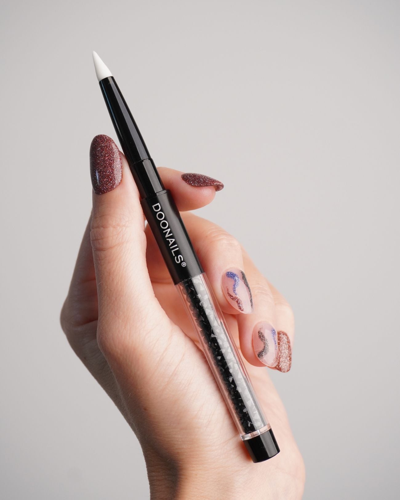 Nailart Tool mit Silikonspitze in der Hand