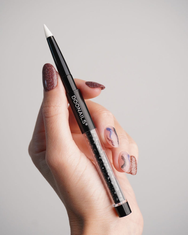 Nailart Tool mit Silikonspitze in der Hand