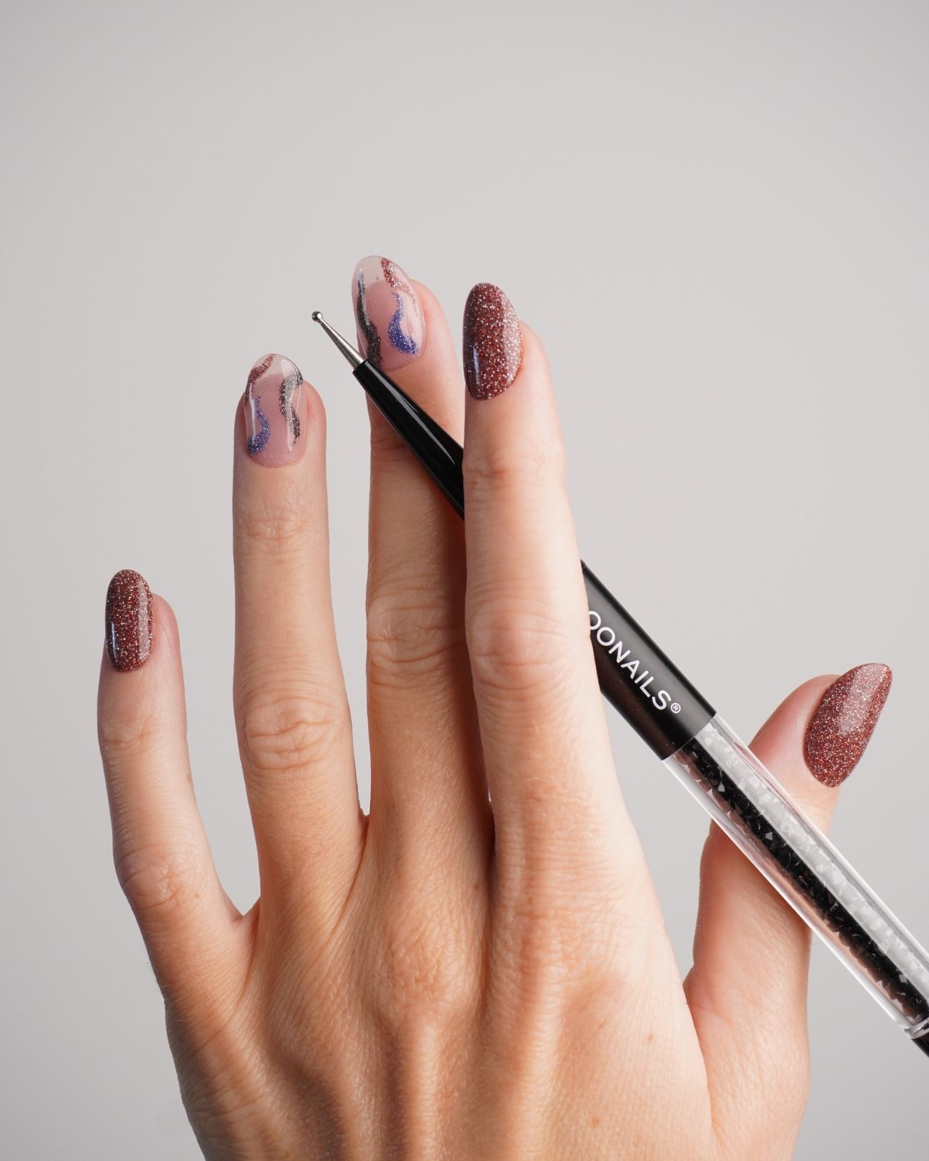 Nailart Tool mit Edelstahlspitze in der Hand