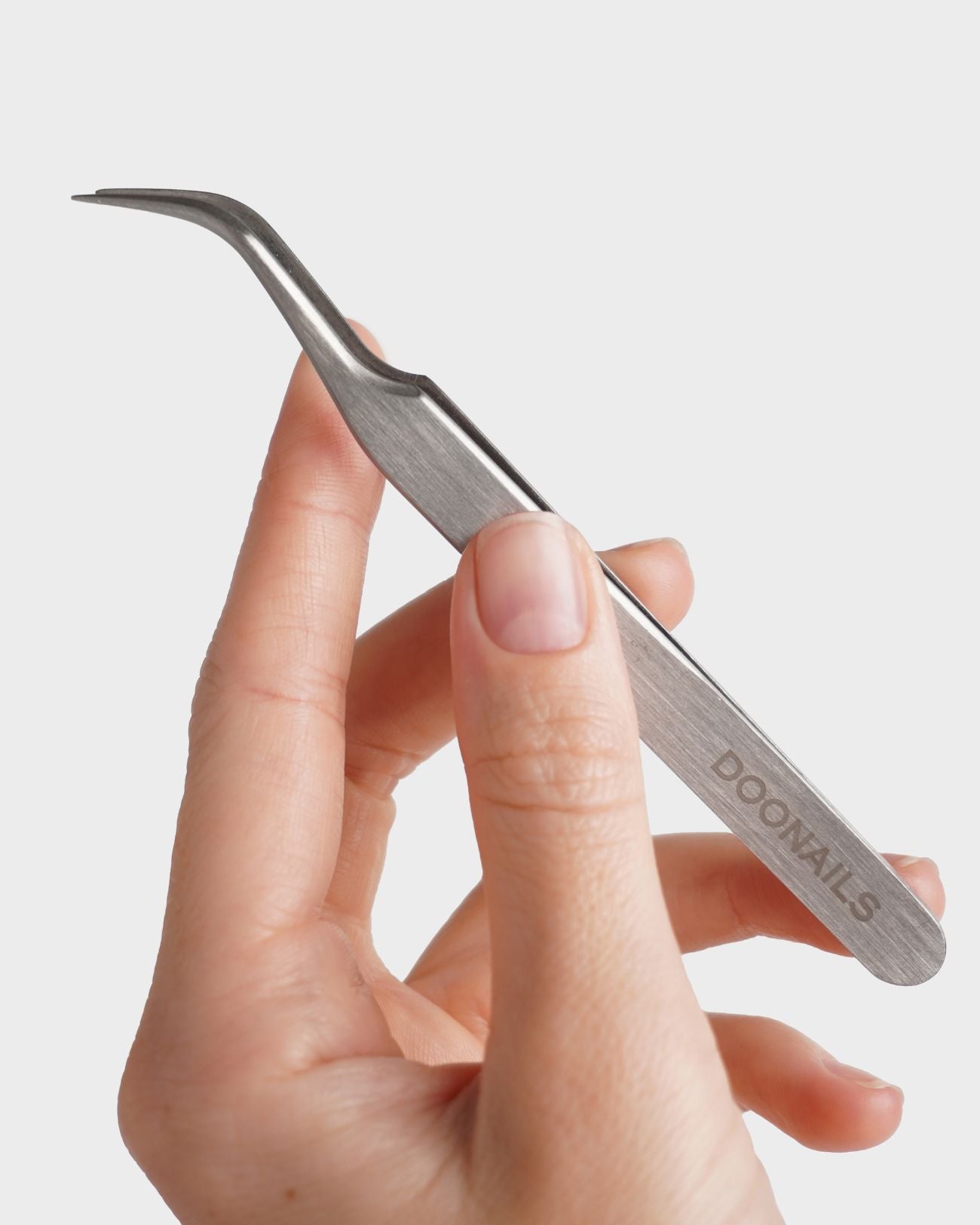 Nailart Pinzette in der Hand
